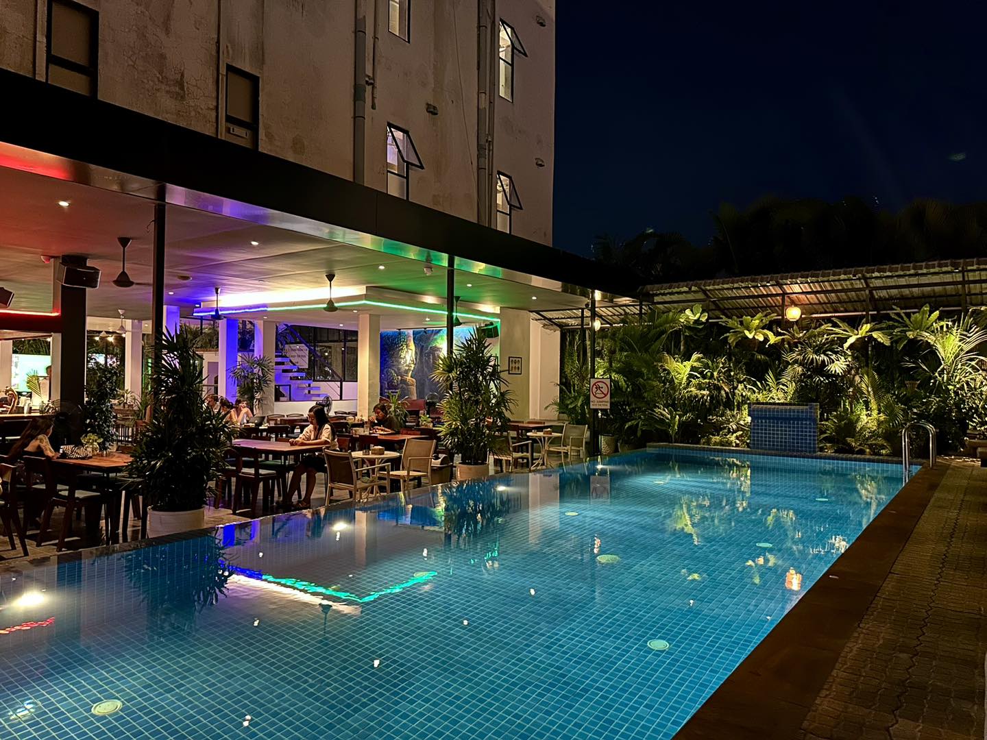 Free 4:–5 AM shuttle – only at Legend-partnered hostels